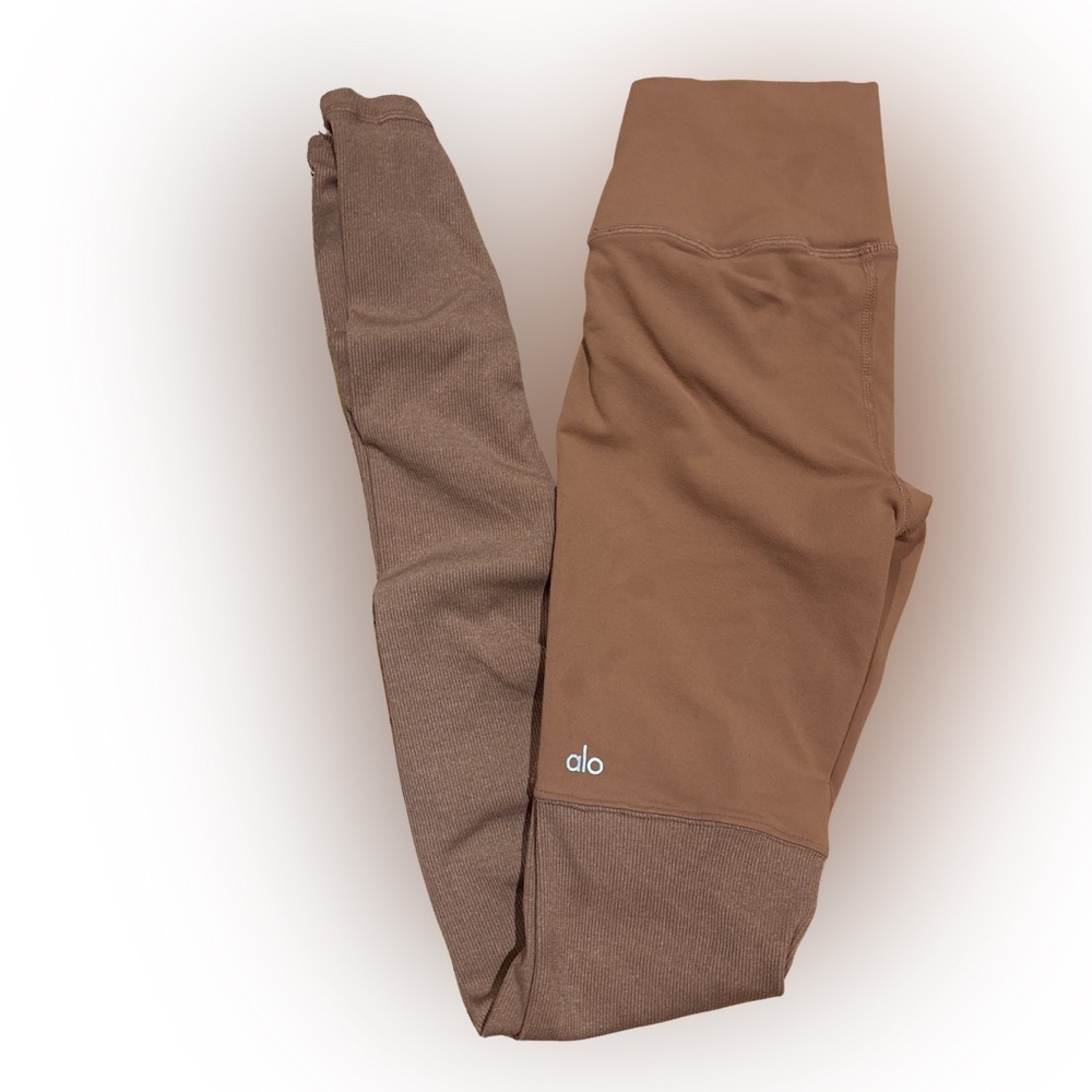 🤎 Alo Yoga High-Rise Ribbed Leggings – Brown – Excellent Pre-Loved
MSRP: $128